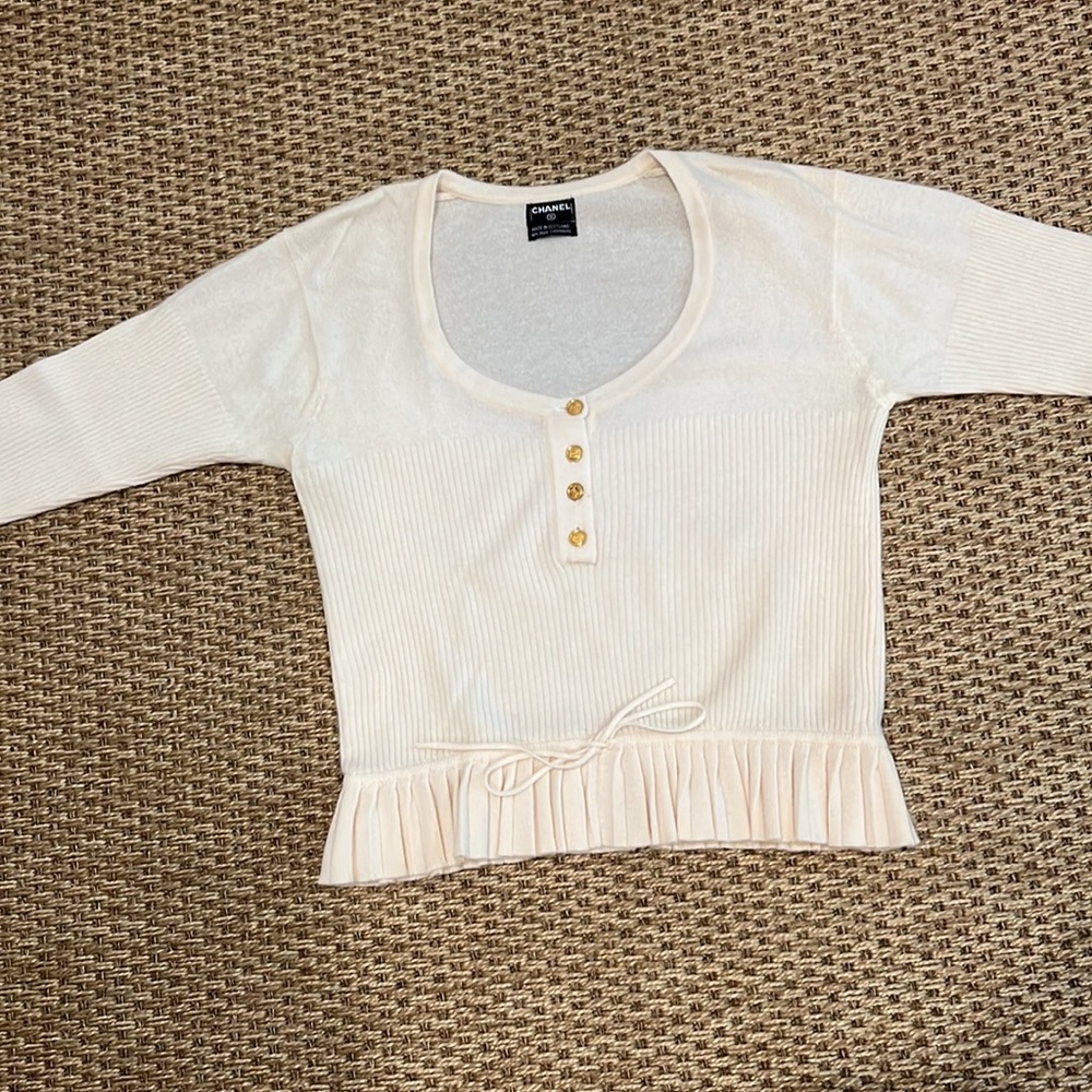 Chanel 100% cashmere L/S cream sweater with ties details at wrists and waist